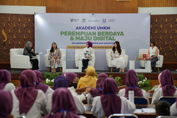 Tokopedia bersama Unilever Indonesia mengadakan Kelas Perempuan Maju Digital (KPMD) di Sekoper Cinta, Bandung, Jawa Barat.
