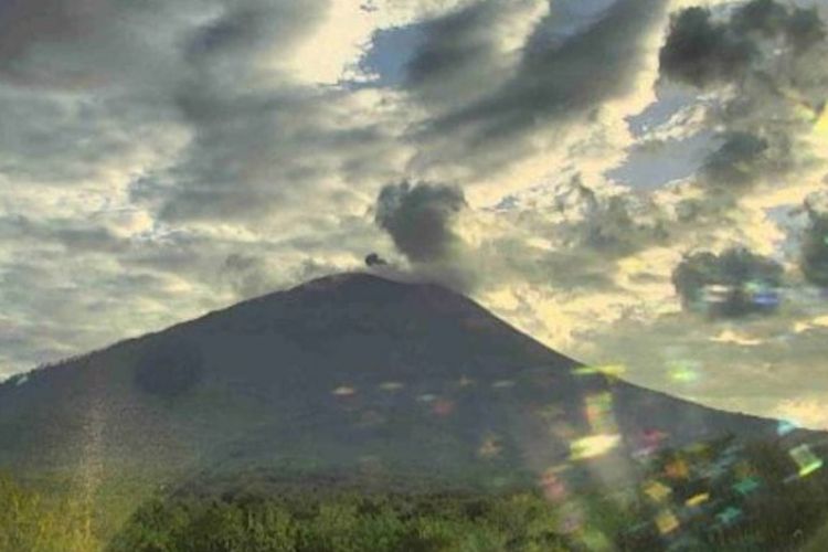 Foto: Gunung Ile Lewotolok, Kabupaten Lembata, NTT, meletus pada Rabu (22/6/2022).