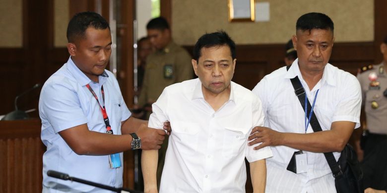 Setya Novanto memasuki ruang sidang di Gedung Pengadilan Tipikor, Jakarta, Rabu (13/12/2017).