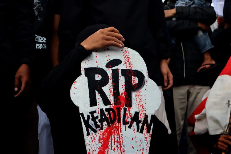 Protes suporter Arema FC, Aremania saat melakukan aksi damai Tragedi Stadion Kanjuruhan menuntut keadilan yang dilaksanakan di Balai Kota Malang, Kamis (10/11/2022) siang.