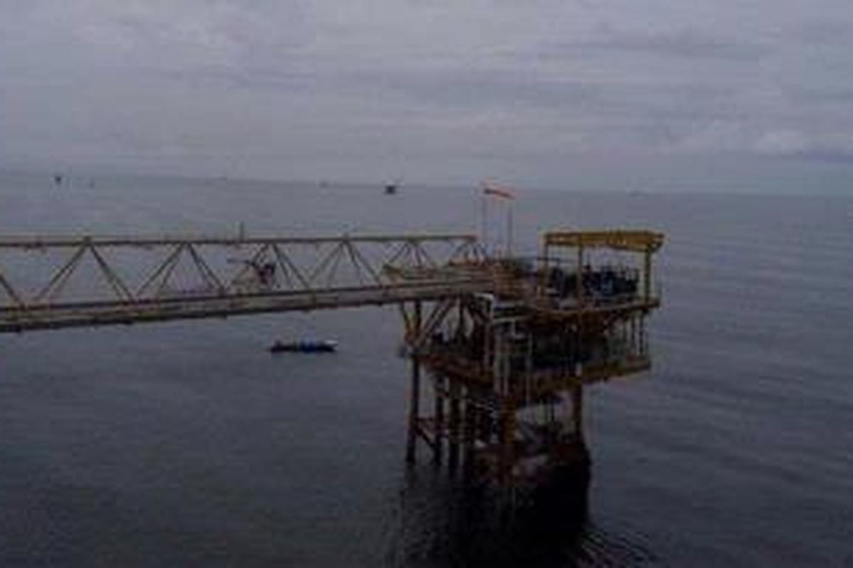 Petugas PT Total E&P Indonesie menjelaskan cara produksi minyak dan gas bumi di anjungan Blok Mahakam di laut lepas Kalimantan Timur, Selasa (21/5/2013) lalu.

