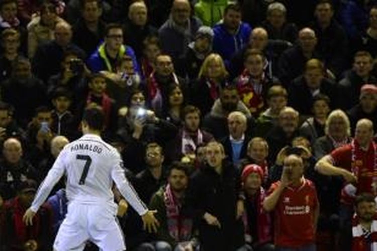 Striker Real Madrid, Cristiano Ronaldo, merayakan gol ke gawang Liverpool pada laga Liga Champions di Anfield, Liverpool, Rabu (22/10/2014).