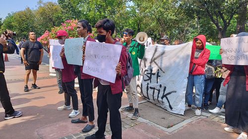 Mahasiswa Gelar Unjuk Rasa di MK, Tak Sampai Setengah Jam Membubarkan Diri