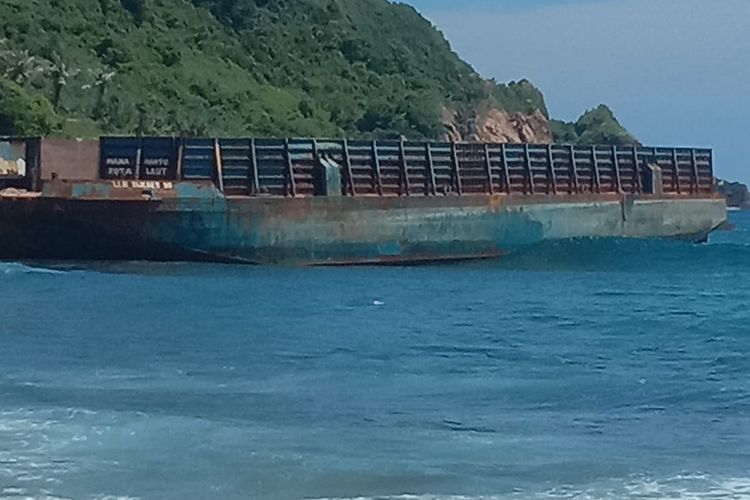 Kondisi kapal tongkang ditemukan di perairan Sekotong, Lombok Barat, Senin (19/2/2024).