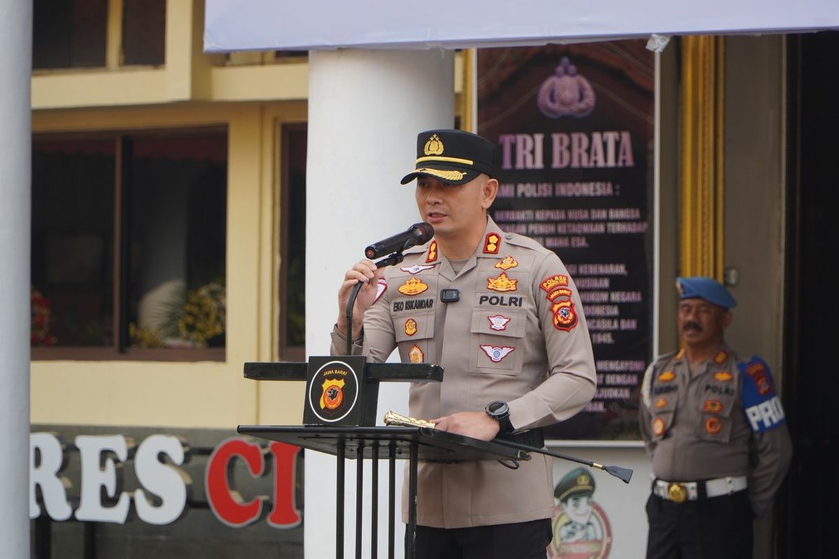 Kapolres Cirebon Kota AKBP Eko Iskandar, memimpin upacara Hari Kesadaran Nasional di Mapolresta Cirebon Kota, pada Jumat (17/1/2025) siang.
