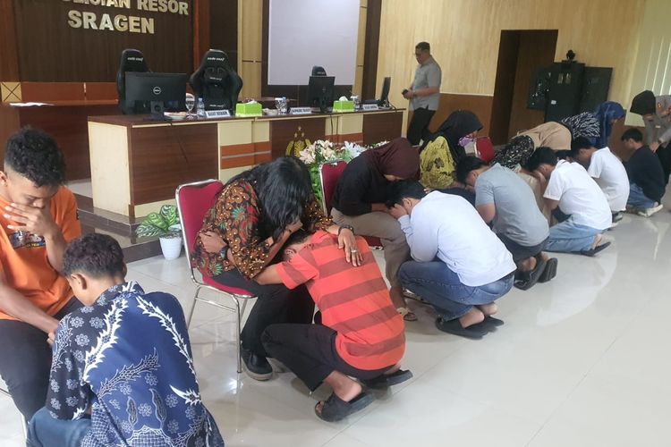 Tangis Pecah, Pelaku Konten Pocong di Sragen Sungkem dan Minta Maaf kepada Orangtua