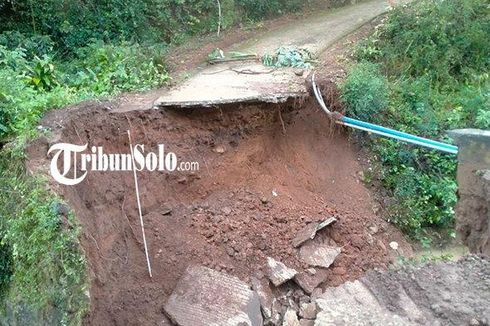 Jembatan di Lereng Gunung Lawu Putus Saat Diguyur Hujan Deras