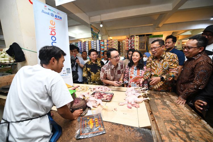 Direktur Utama BTN Haru Koesmahargyo dalam acara launching Ekosistem Digitalisasi Pasar Tagog, Padalarang, Kabupaten Bandung Barat, Jawa Barat, Selasa (7/3/2023).