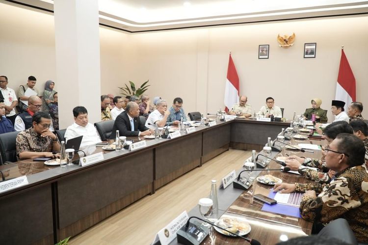 Rapat Tinggi Menteri (RTM) membahas tahapan uji petik atau ground checking Data Tunggal Sosial Ekonomi Nasional (DTSEN) di kantor Kementerian Koordinator (Kemenko) Pemberdayaan Masyarakat, Jakarta, Kamis (27/2/2025).