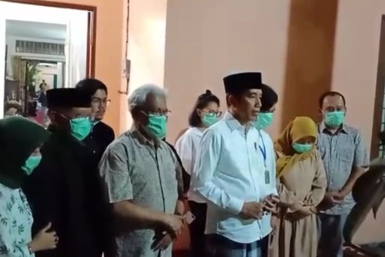 Presiden Jokowi saat memberikan keterangan pers terkait meninggalnya sang ibunda Sujiatmi Notomiharjo di rumah duka Jalan Pleret Raya No 9 A Kelurahan Sumber, Kecamatan Banjarsari, Solo, Jawa Tengah, Rabu (25/3/2020) malam.