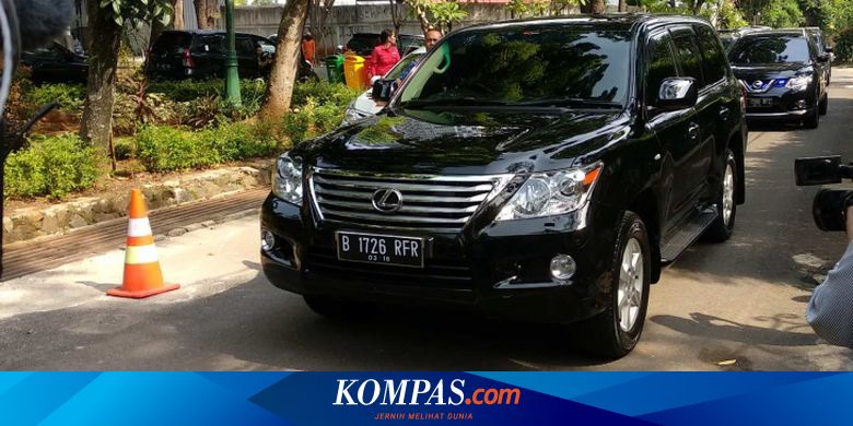 Bertemu Pelat Nomor "Dewa" yang Minta Jalan, Apa yang Harus Dilakukan? - Vimarsana News