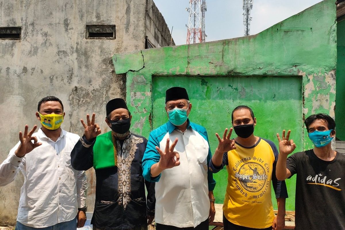 Calon Wakil Wali Kota Tangerang Selatan Benyamin Davnie bersama warga Serpong Utara usai melaksanakan kampanye tatap muka terbatas, Senin (28/9/2020)