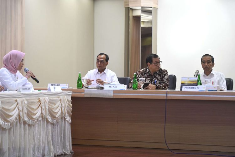 Presiden Joko Widodo (kanan) didampingi Seskab Pramono Anung (kedua kanan) dan Menteri Perhubungan Budi Karya Sumadi (kedua kiri) mendengarkan pemaparan dari Plt Dirut PLN Sripeni Inten (kiri) saat mendatangi Kantor Pusat PLN, Jakarta, Senin (5/8/2019). Kedatangan Presiden ke PLN untuk meminta penjelasan atas matinya listrik secara massal di sejumlah wilayah.
