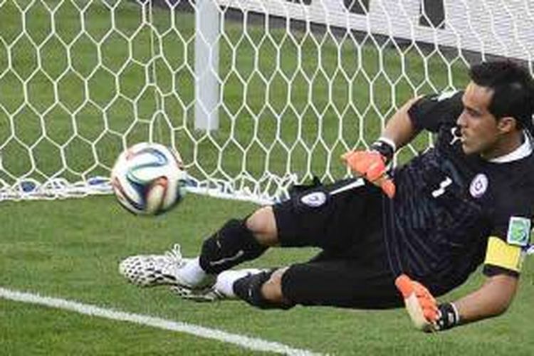 Penjaga gawang sekaligus kapten Cile, Claudio Bravo, menyelamatkan tembakan penyerang Brasil dalam laga perdelapan final Piala Dunia 2014, Sabtu (28/6/2014).