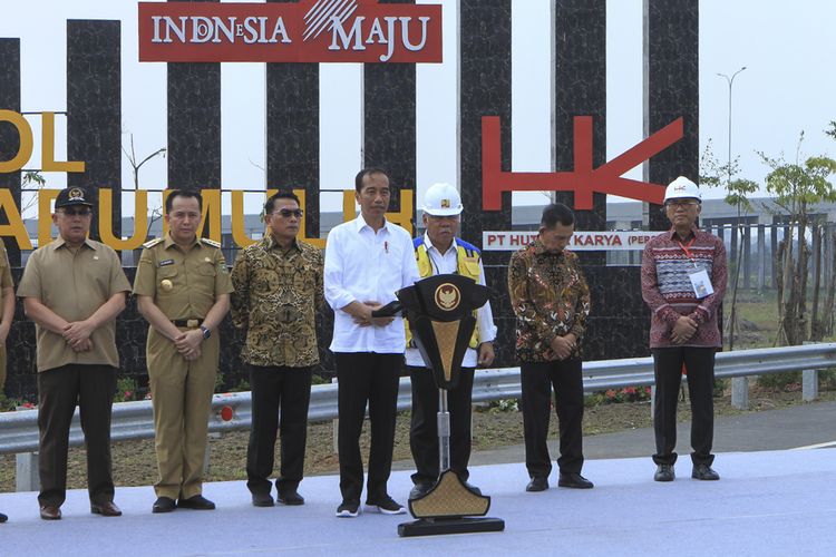 Presiden Joko Widodo saat meresmikan tol Indralaya-Prabumulih di Kabupaten Ogan Ilir, Sumatera Selatan, Kamis (26/10/2023).