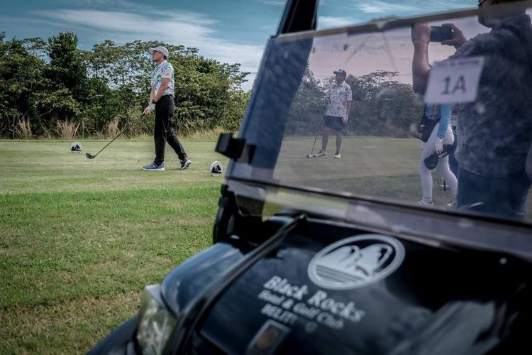 Menparekraf Sandiaga Uno dalam ajang golf bertajuk Let's Go Belitung Golf 2022, di Black Rocks Golf, Belitung, Jumat (27/5/2022).