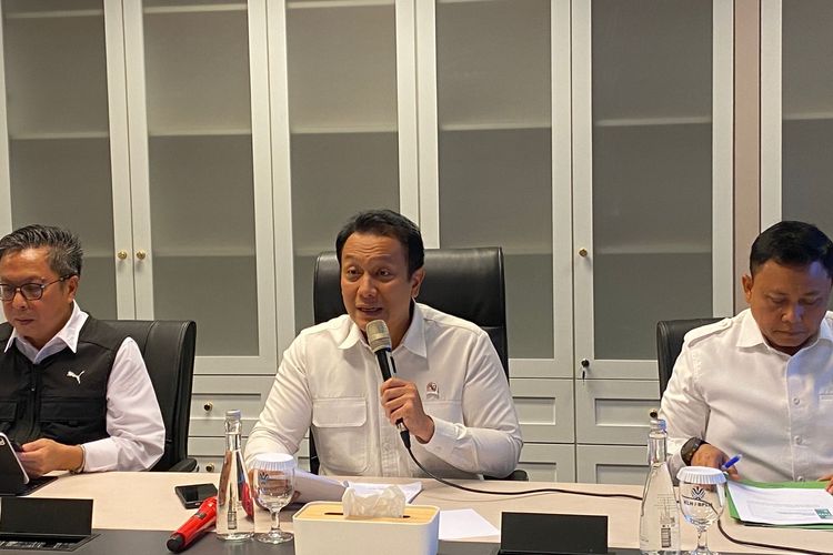 Wakil Menteri Lingkungan Hidup, Diaz Hendropriyono, menjelaskan paparan radioaktif pada cengkih ekspor, di Jakarta Selatan, Selasa (11/11/2025). 