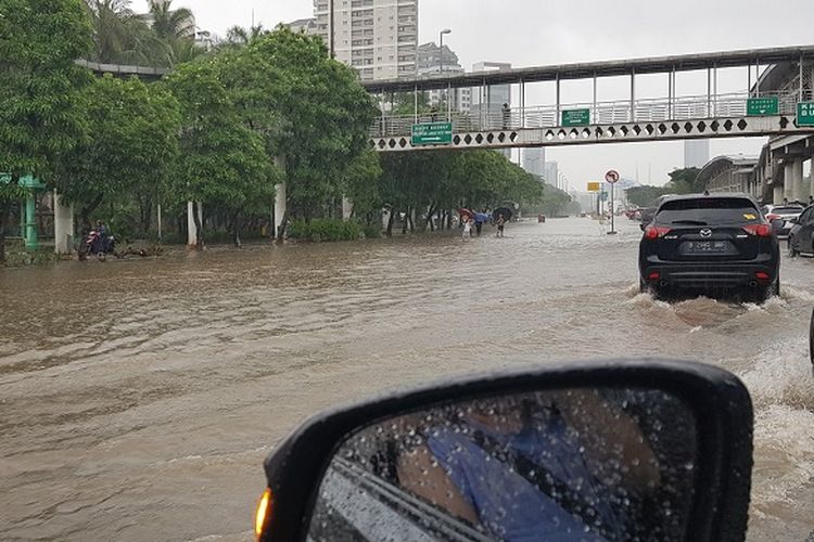 Banjir melanda kawasan Kemayoran, dekat Apartemen Mediterania, Jakarta Pusat, Jumat (24/1/2020).