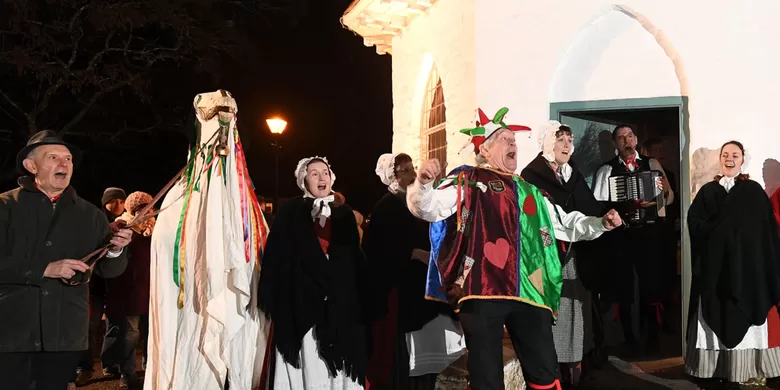 Tradisi perayaan Natal bernama Mari Lwyd di Wales.
