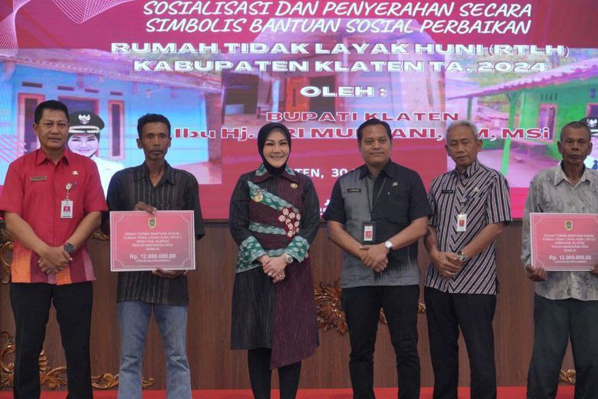 Penyerahan bantuan rehab RTLH oleh Bupati Klaten Sri Mulyani, Kamis (30/5/2024).