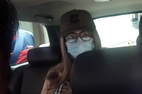 Dibawa ke BNN Lido, Lucinta Luna Tutupi Wajah dengan Topi dan Masker