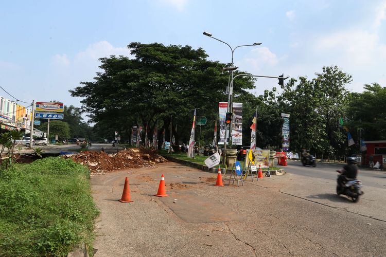 Jalan ambles di Jalan GDC Depok, Jumat (7/5/2021). Hingga kini tidak terlihat perbaikan jalan ini.