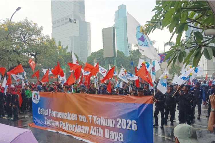 Massa Demo Buruh di Kemenaker Suarakan Revisi Aturan Outsourcing