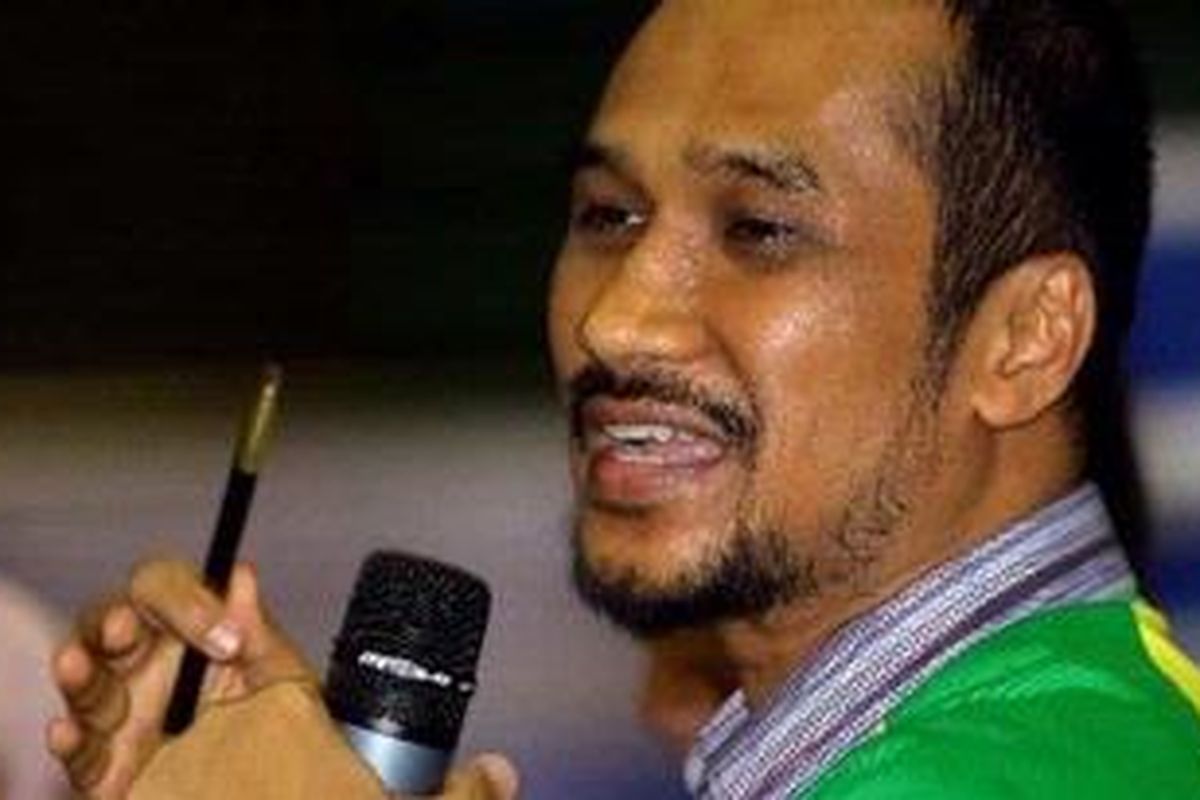 Ketua Komisi Pemberantasan Korupsi, Abraham Samad saat peluncuran buku berjudul Tunas Integritas di Indonesia Book Fair 2012, Istora Senayan Jakarta, Senin (19/11/2012). Buku cerita anak yang diluncurkan oleh KPK untuk menanamkan sembilan nilai antikorupsi, yaitu jujur, disiplin, tanggung jawab, adil, berani, mandiri, kerja keras, dan sederhana.  