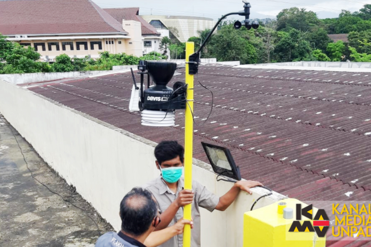 Fakultas Teknik Geologi Universitas Padjadjaran (Unpad) berhasil menciptakan stasiun cuaca otomatis (Automatic Weather Station) yang dipasang di atap Gedung Dekanat kampus Jatinangor.