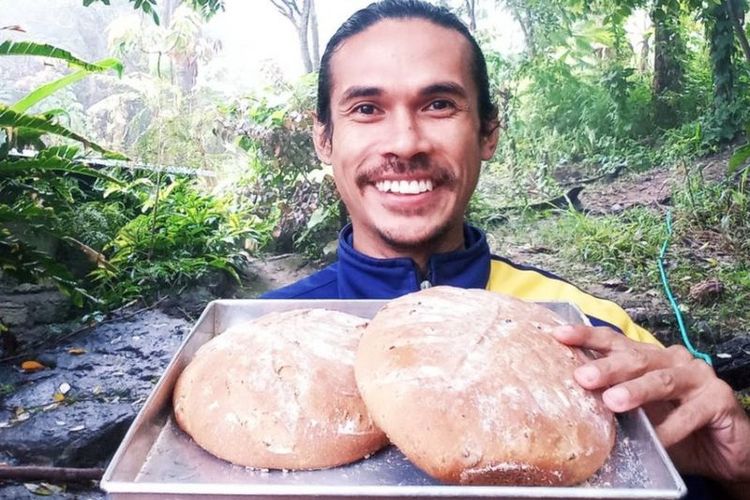 Seorang pemuda asal daerah pegunungan Nusa Tenggara Timur (NTT) menarik perhatian ribuan warganet dengan kepiawaiannya mengolah dan memperkenalkan makanan lokal. Ia bermimpi suatu saat nanti, tak ada lagi gizi buruk di provinsi dengan angka stunting tertinggi di Indonesia itu. 