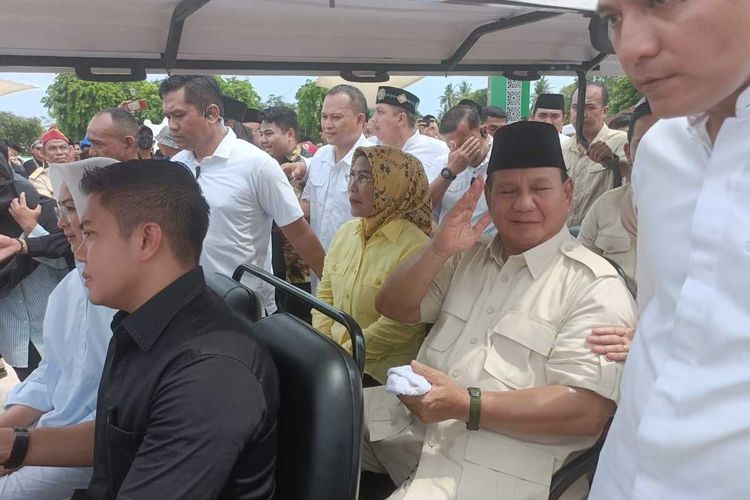Calon Presiden nomor urut 2 Prabowo Subianto mengawali kampanye di Provinsi Banten dengan berziarah ke makam Sultan Maulana Hasanudin di Kawasan Banten Lama. Minggu (3/12/2023).
