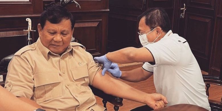 Menteri Pertahanan (Menhan) Prabowo Subianto menerima vaksin Covid-19 dosis ketiga atau booster dengan menggunakan vaksin Nusantara dari mantan Menteri Kesehatan Terawan Agus Putranto.