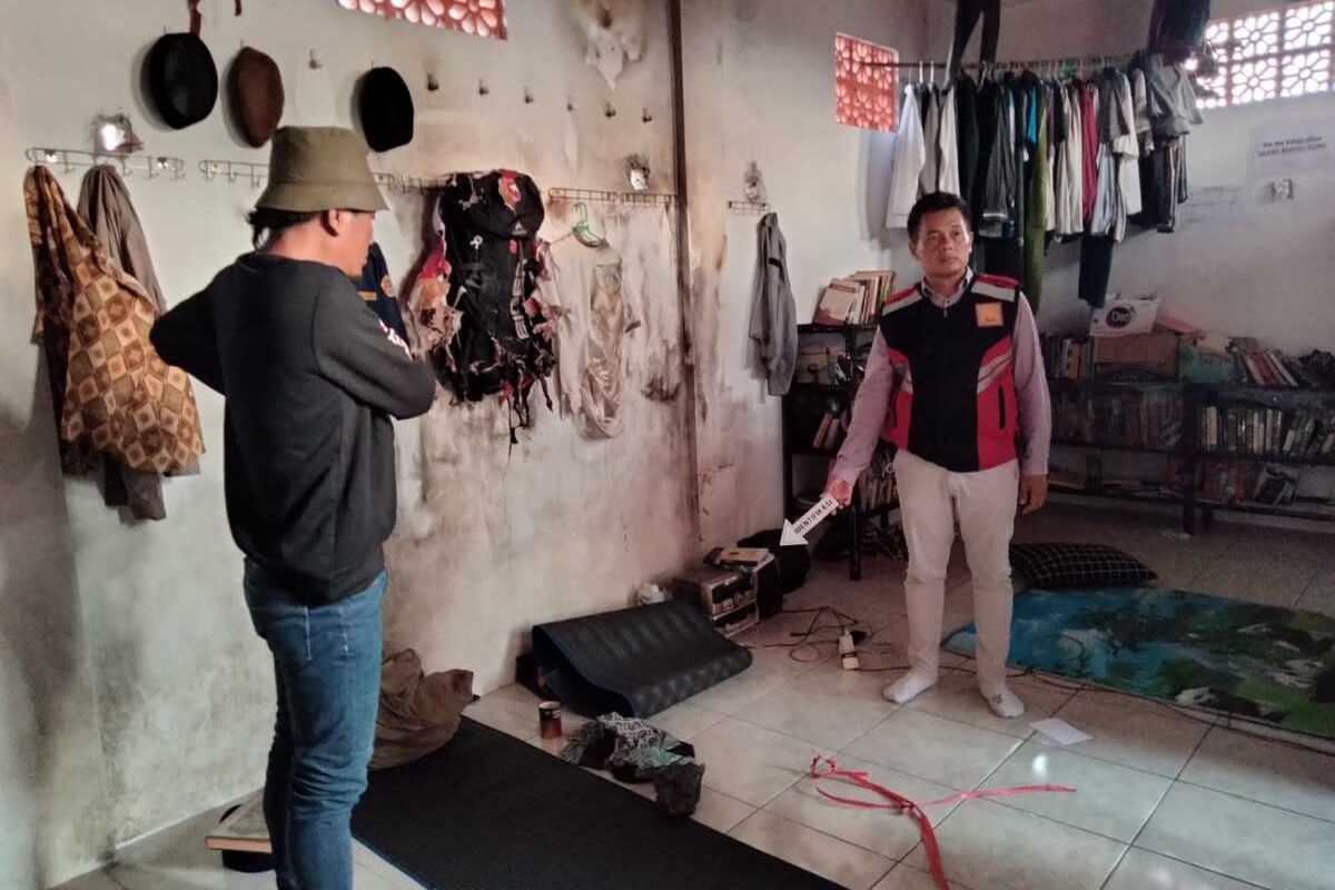 Pihak kepolisian menunjukkan TKP aksi santri bakar santri di Kecamatan Sarang, Kabupaten Rembang, Jawa Tengah, Jumat (19/8/2022)