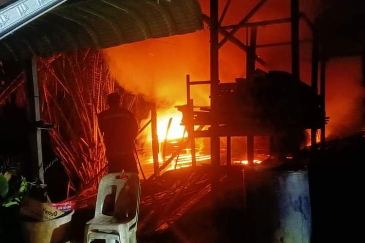 Gudang penyimpanan kayu olahan di Nunukan Kaltara ludes terbakar menjelang Subuh, Minggu (25/2/2024). Petugas masih menelusuri penyebab kebakaran.