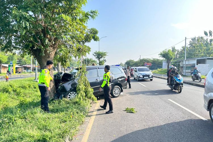 Sopir Microsleep, Mobil Travel Bawa Pemudik Tabrak Pohon di Akses Suramadu