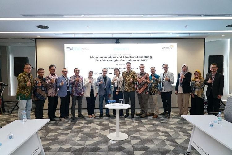 Direktur Group Business Development Telkom Honesti Basyir beserta jajaran serta Head of Zoom Indonesia, Malaysia, Filipina, dan Vietnam, Ka Yee Chan beserta jajaran di acara seremoni penandatanganan MoU antara PT Telkom Indonesia (Persero) Tbk (Telkom) dan Zoom Communications, Inc. (Zoom) yang berlangsung di Telkom Landmark Tower (TLT) Jakarta.