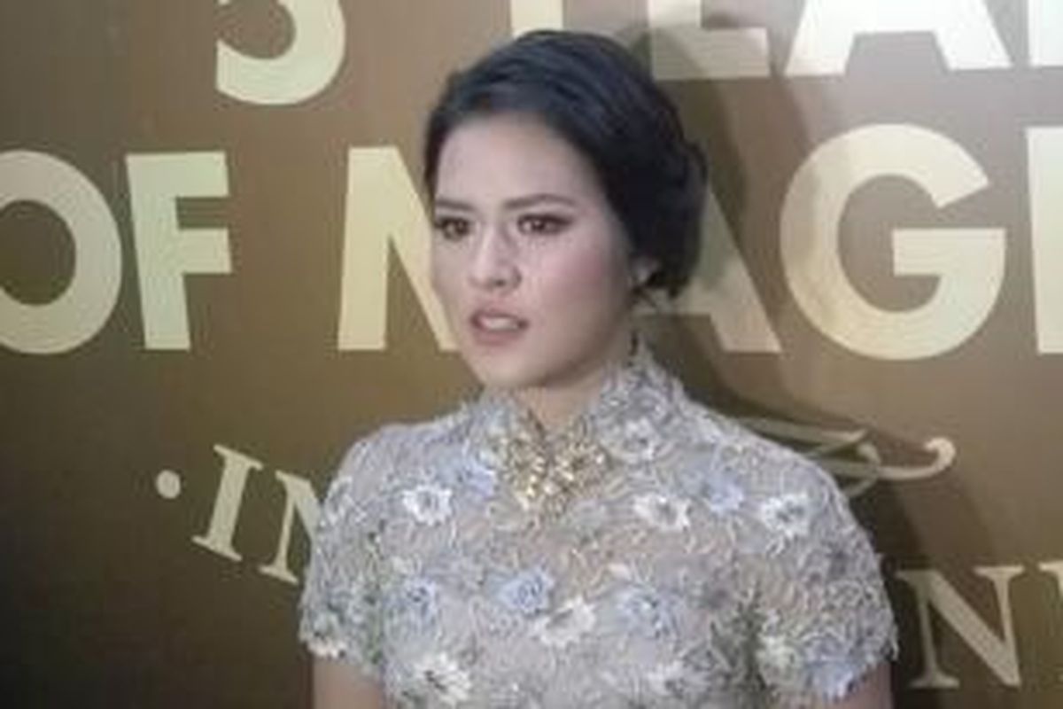 Raisa diabadikan dalam wawancara di Pondok Indah Mall 2, Jakarta Selatan, Kamis (19/3/2015) malam.