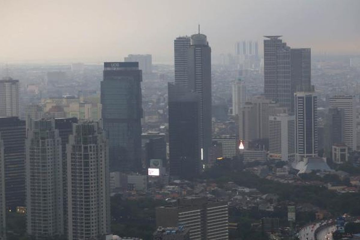 Awan gelap menyelimuti Kota Jakarta di kawasan perkantoran, Jakarta Pusat, Kamis (10/11/2016).