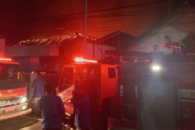 Dua unit mobil damkar dikerahkan dalam peristiwa kebakaran rumah warga yang terjadi di pantura Margadana Kota Tegal, Jawa Tengah, Selasa (15/8/2023) dini hari.