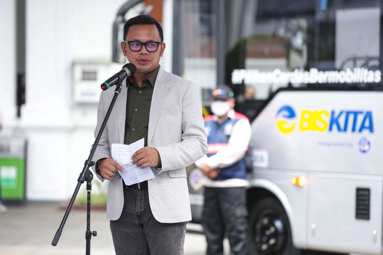 Wali Kota Bogor Bima Arya saat peluncuran pengoperasian Bus Kita Trans Pakuan di Balai Kota Bogor, Selasa (2/11/2021). Moda transportasi ini selain akan menggantikan angkot juga memberikan kenyamanan dan kemudahan bagi warga di Kota Bogor.