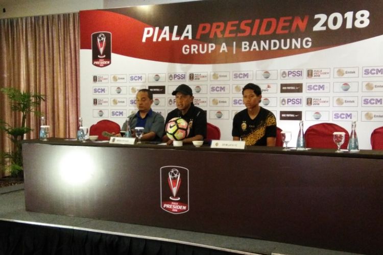 Pelatih Sriwijaya FC Rahmad Darmawan bersama Gelandang Sriwijaya FC Adam Alis saat menghadiri sesi konferensi pers jelang laga pembuka Piala Presiden 2018 kontra Persib Bandung di Hotel Grand Tjokro, Jalan Cihampelas, Senin (15/1/2018). 