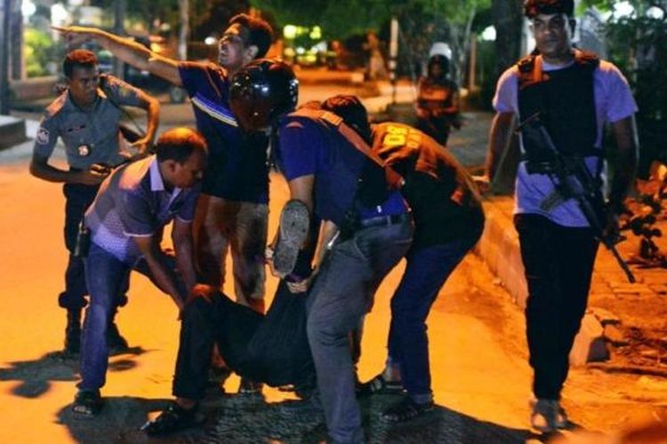 Seorang korban diselamatkan, Sabtu (2/7/2016), dari penyanderaan oleh sekelompok pria penyerang bersenjata di sebuah kafe atau restoran di Dhaka, Banglades, Jumat malam,