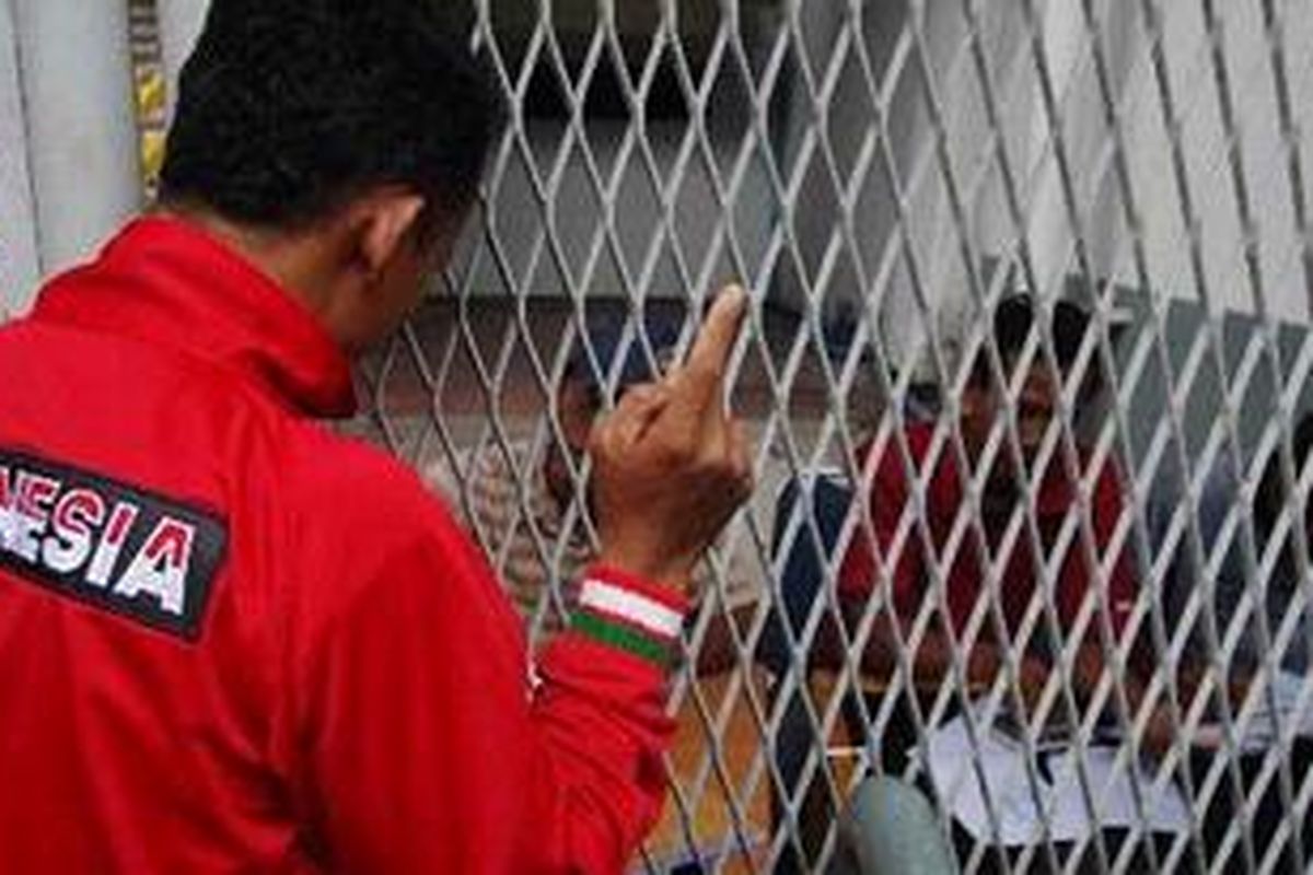 Seorang penonton memesan tiket pertandingan semifinal Piala AFF 2010 putaran pertama antara tim nasional Indonesia melawan Filipina di Stadion Gelora Bung Karno, Senayan, Jakarta Selatan, Selasa (14/12/2010).