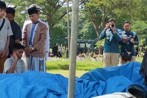 Momen Emosional Saat Pilot Helikopter PK-CFX Mayor Marindra Wibowo Dimakamkan Secara Militer