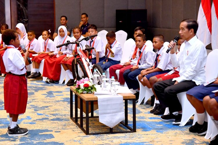 Presiden Joko Widodo saat bertemu dengan sejumlah pelajar Sekolah Dasar (SD) dan Sekolah Menengah Pertama (SMP) di Ballroom Padaido Swiss-Belhotel, Kabupaten Biak Numfor, Provinsi Papua, pada Rabu (22/11/2023). 