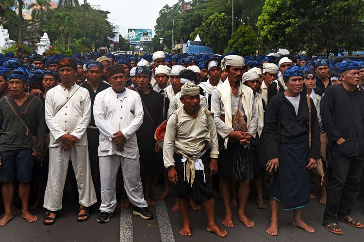 Sejumlah warga Baduy berjalan menuju Kantor Gubernur Banten untuk mengikuti tradisi Seba Baduy di Kota Serang, Sabtu (29/4/2023). Tradisi yang berlangsung setiap tahun tersebut ditandai dengan penyerahan hasil panen serta penyampaian aspirasi warga Baduy kepada pemerintah.