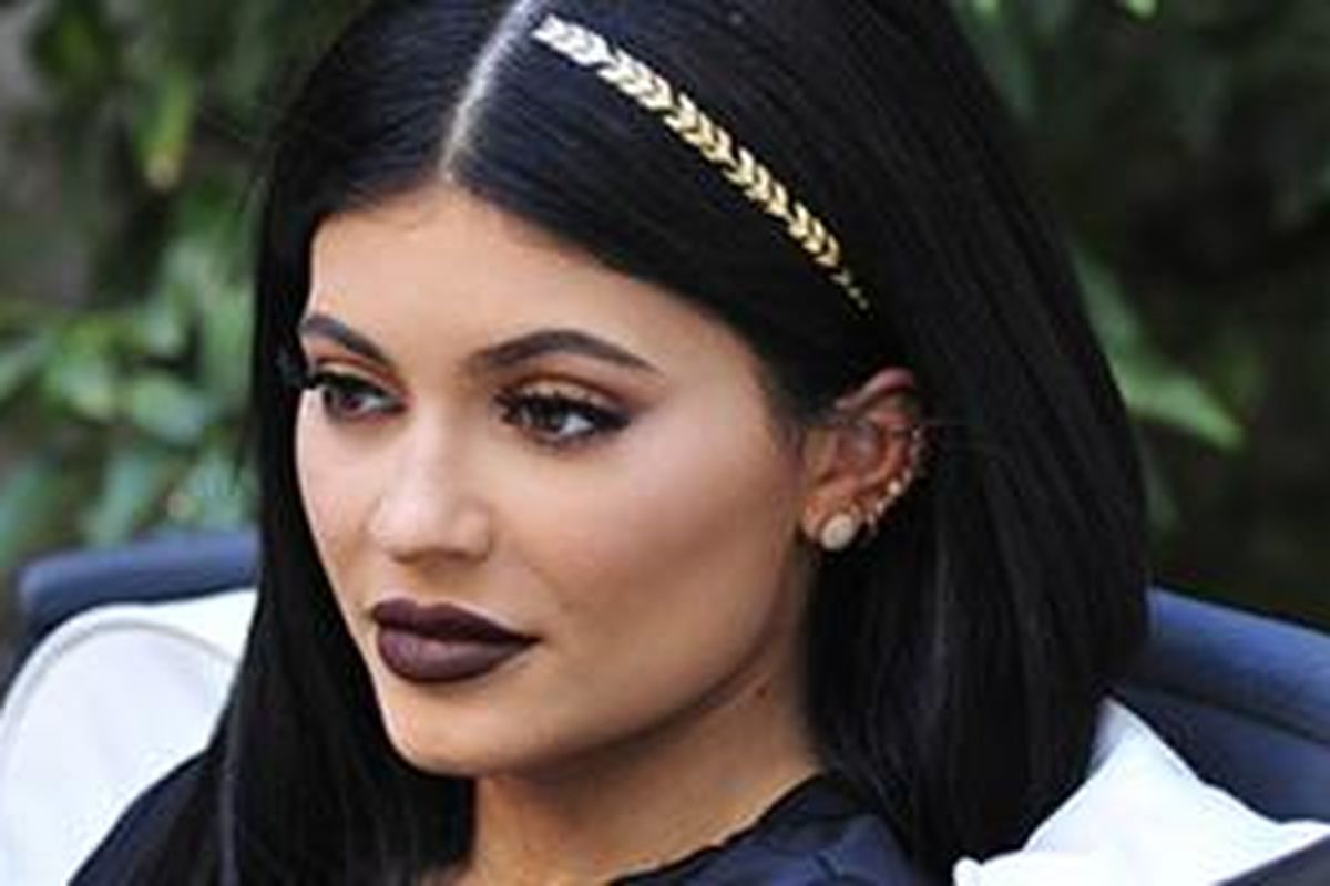 Kylie Jenner tampil dengan tato rambut berwarna emas