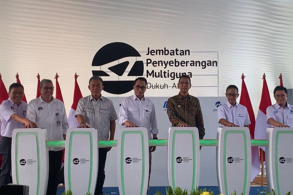 Menteri Perhubungan Budi Karya Sumadi bersama Pj Gubernur DKI Jakarta Heru Budi Hartono meresmikan Jembatan Penyeberangan Multiguna (JPM) Dukuh Atas, Rabu (13/9/2023).