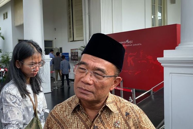 Menteri Koordinator Bidang Pembangunan Manusia dan Kebudayaan (Menko PMK) Muhadjir Effendy di Kompleks Istana Kepresidenan Jakarta, Kamis (13/6/2024). 