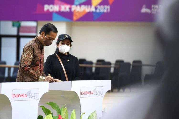 Ketua DPR Puan Maharani mendampingi Presiden Joko Widodo saat meresmikan venue PON XX secara simbolis di Gedung Istora Papua Bangkit, Kabupaten Jayapura, Sabtu (2/10/2021).